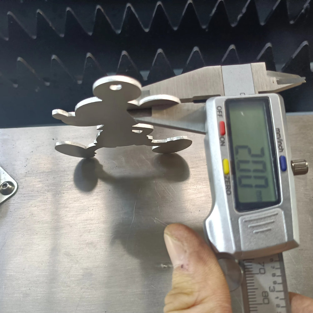 آلة قطع المعادن بالليزر الصناع - مراجعة Industrial Laser Cutter For Metal وسعره