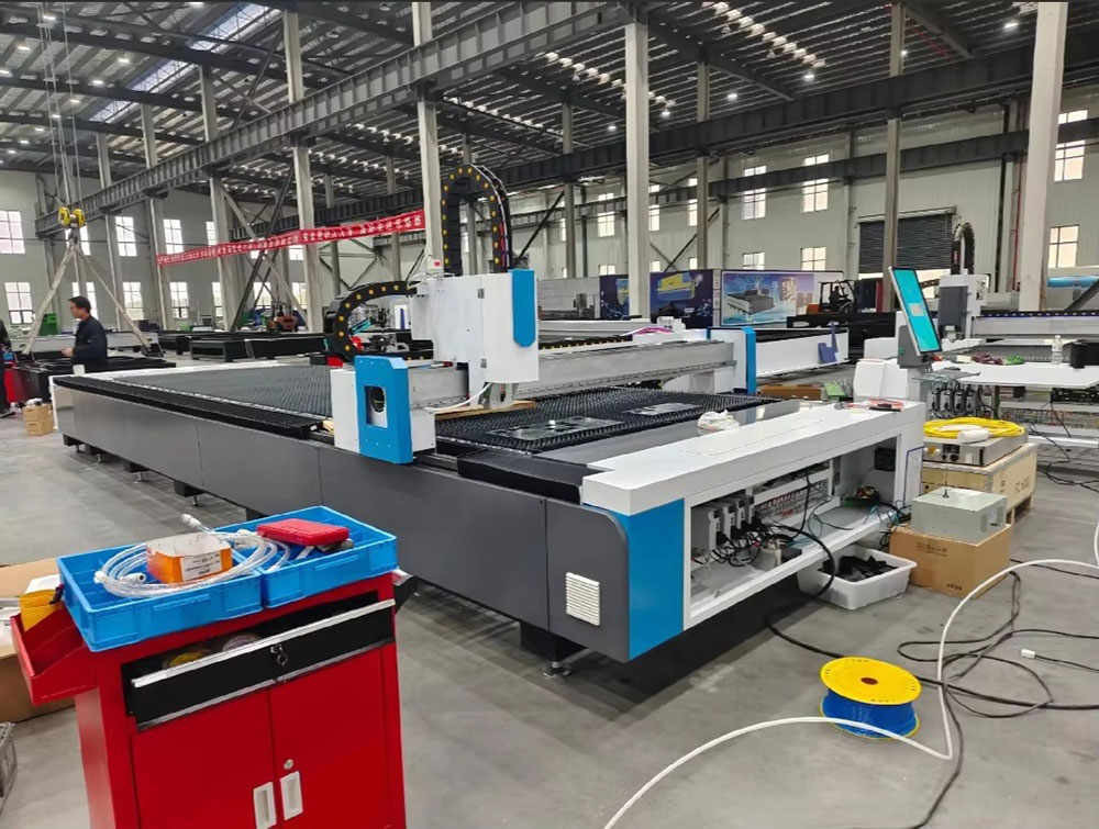 آلة قطع بالليزر الصناعية بقوة  - مراجعة Industrial Laser Cutter For Metal وسعره