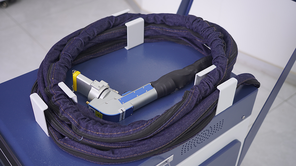 آلة تنظيف بالليزر صناعية للبيع - مراجعة Industrial Laser Removal Machine وسعره